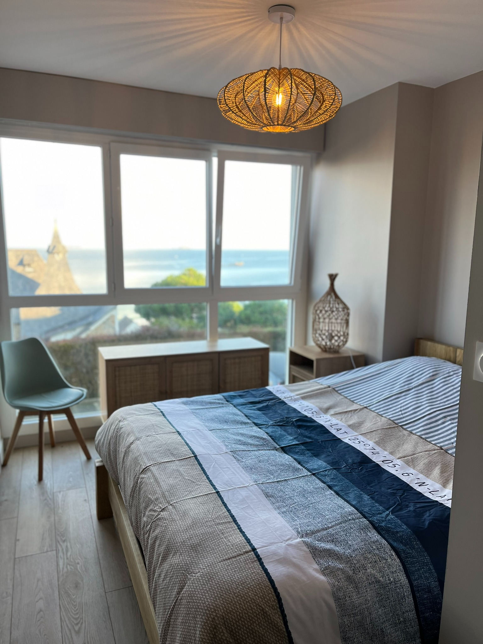 Chambre parentale avec vue mer