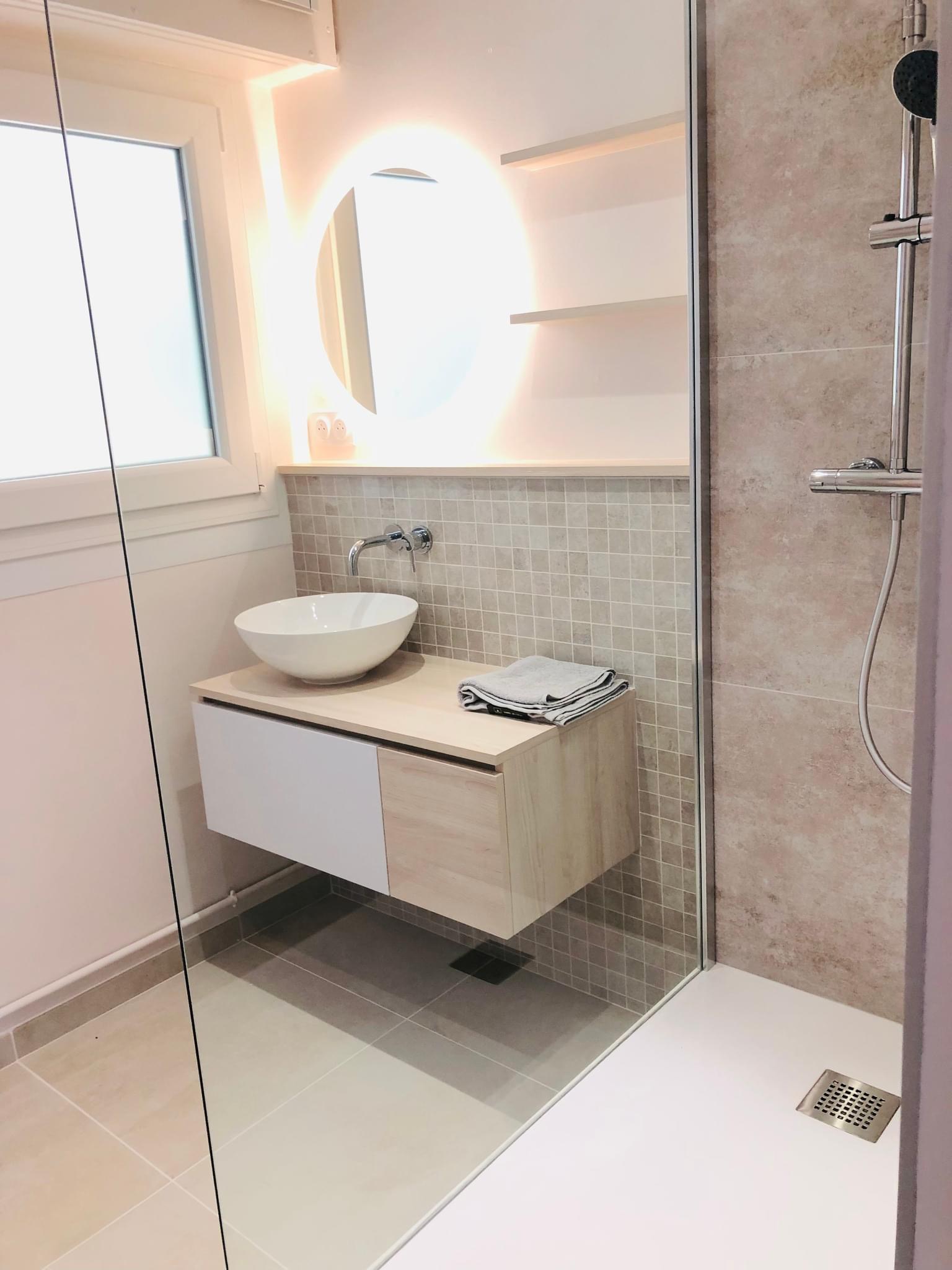 Salle de bain moderne avec douche