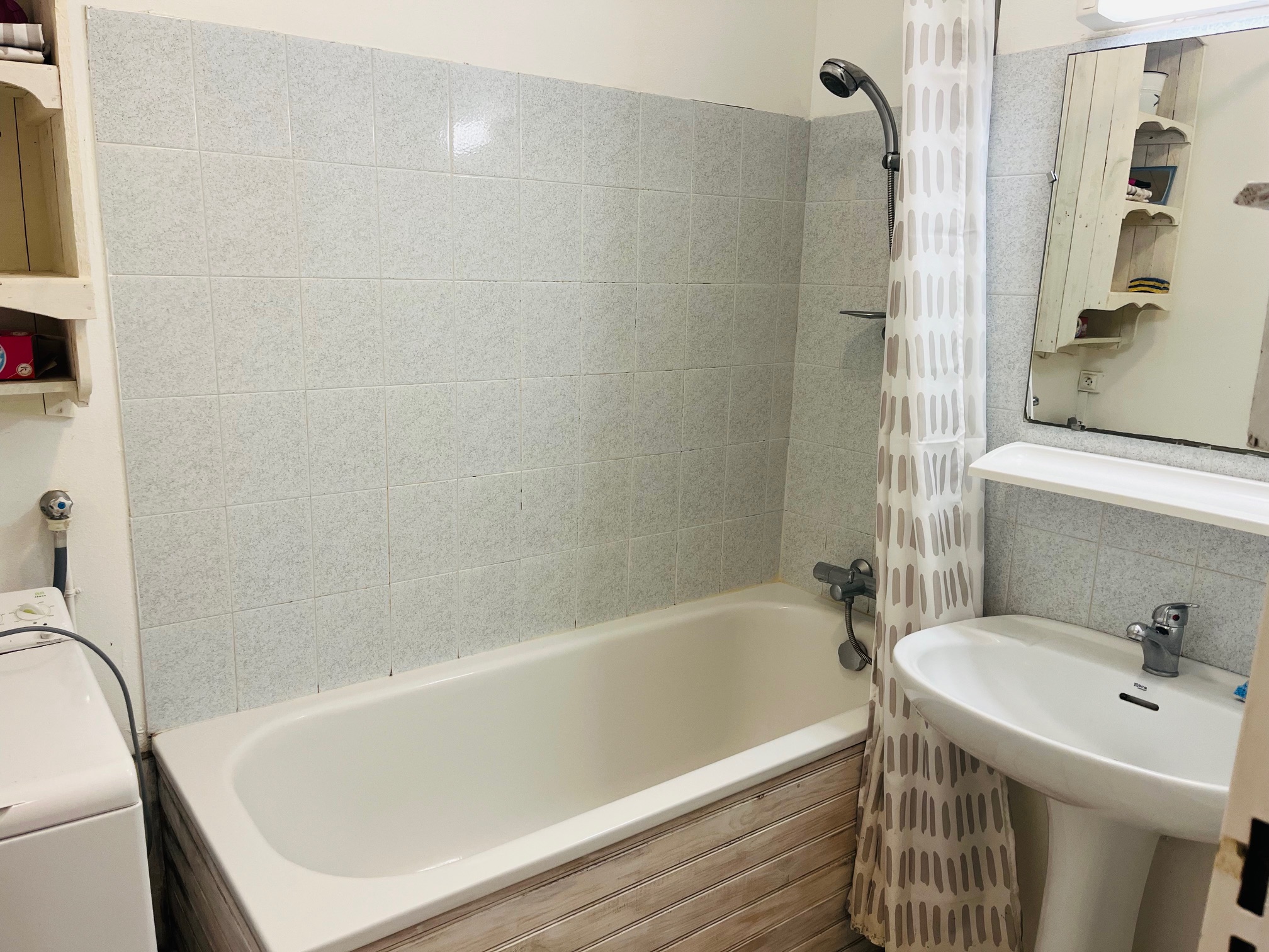 Salle de bain avec baignoire