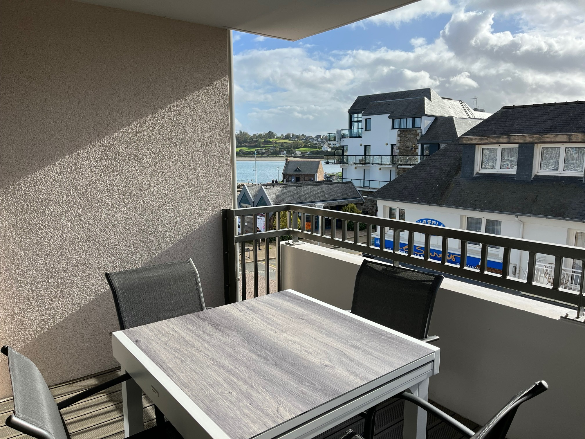 Balcon avec table et vue